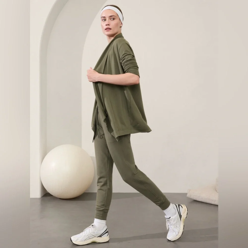 Athleta Pranayama Restore Wrap // Moss